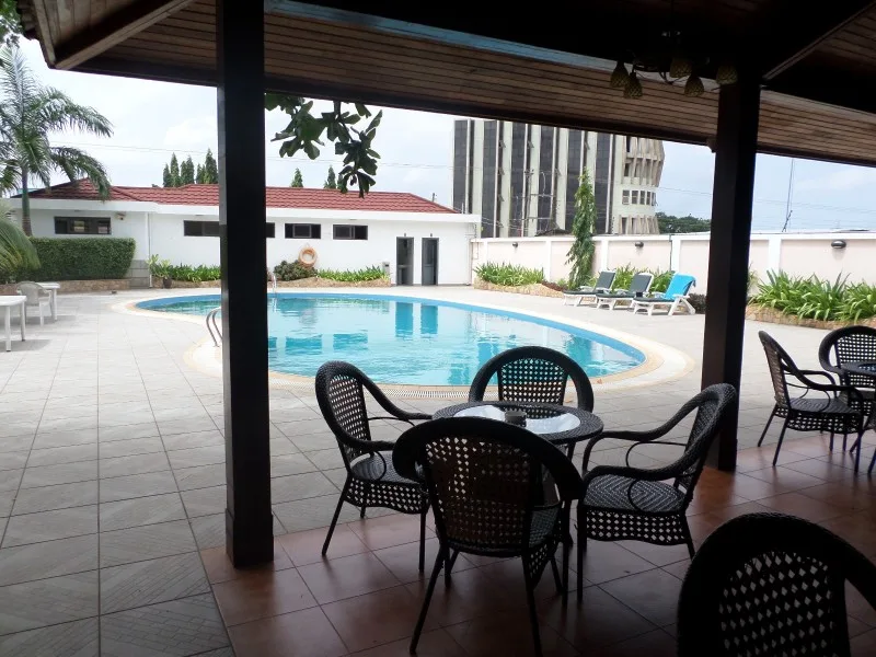 Junto a la piscina