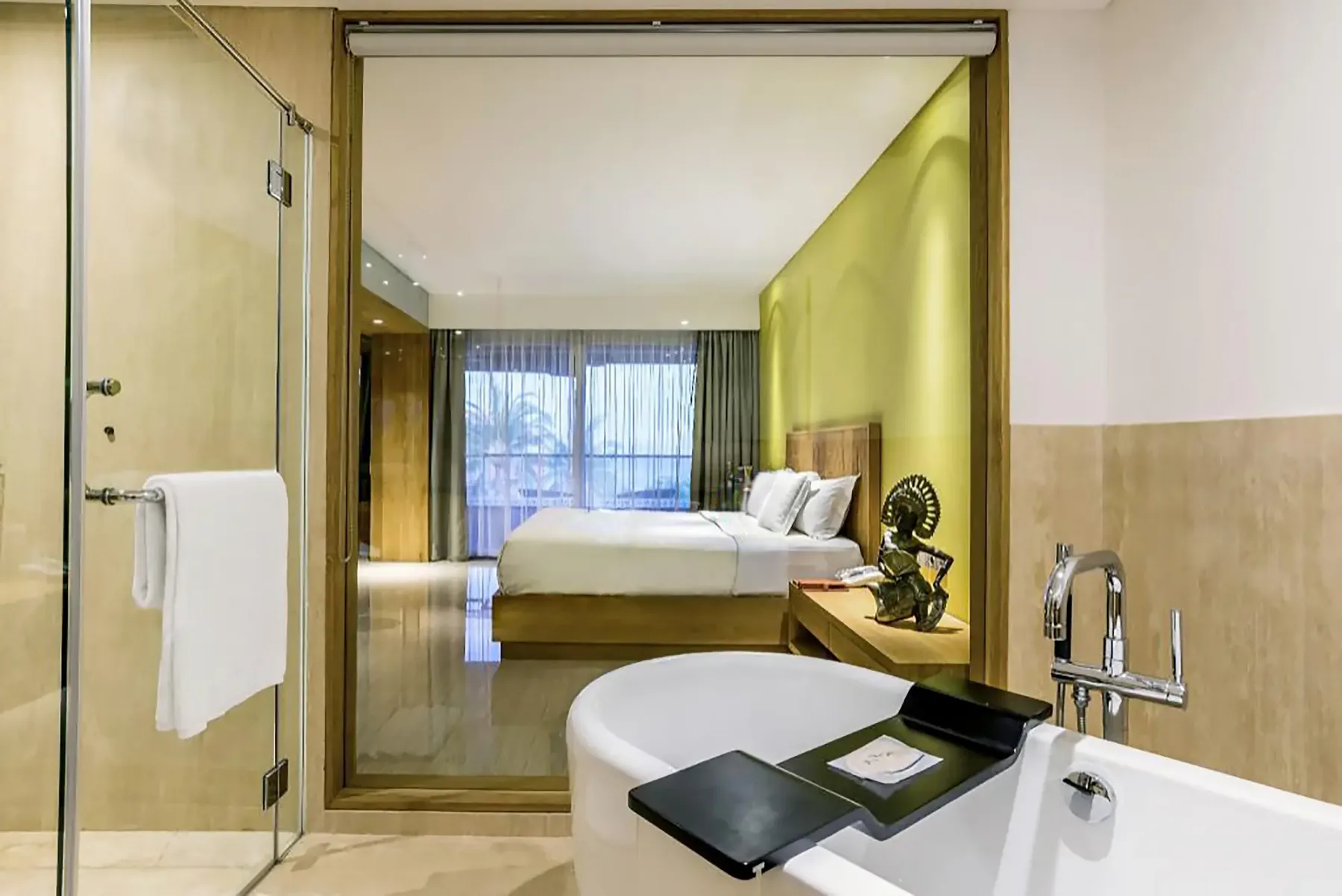 Baño de la suite con vistas al mar