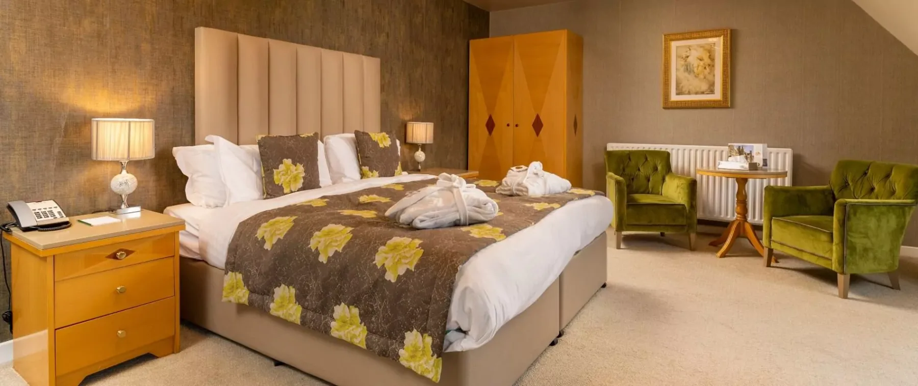 Dormitorio con cama doble