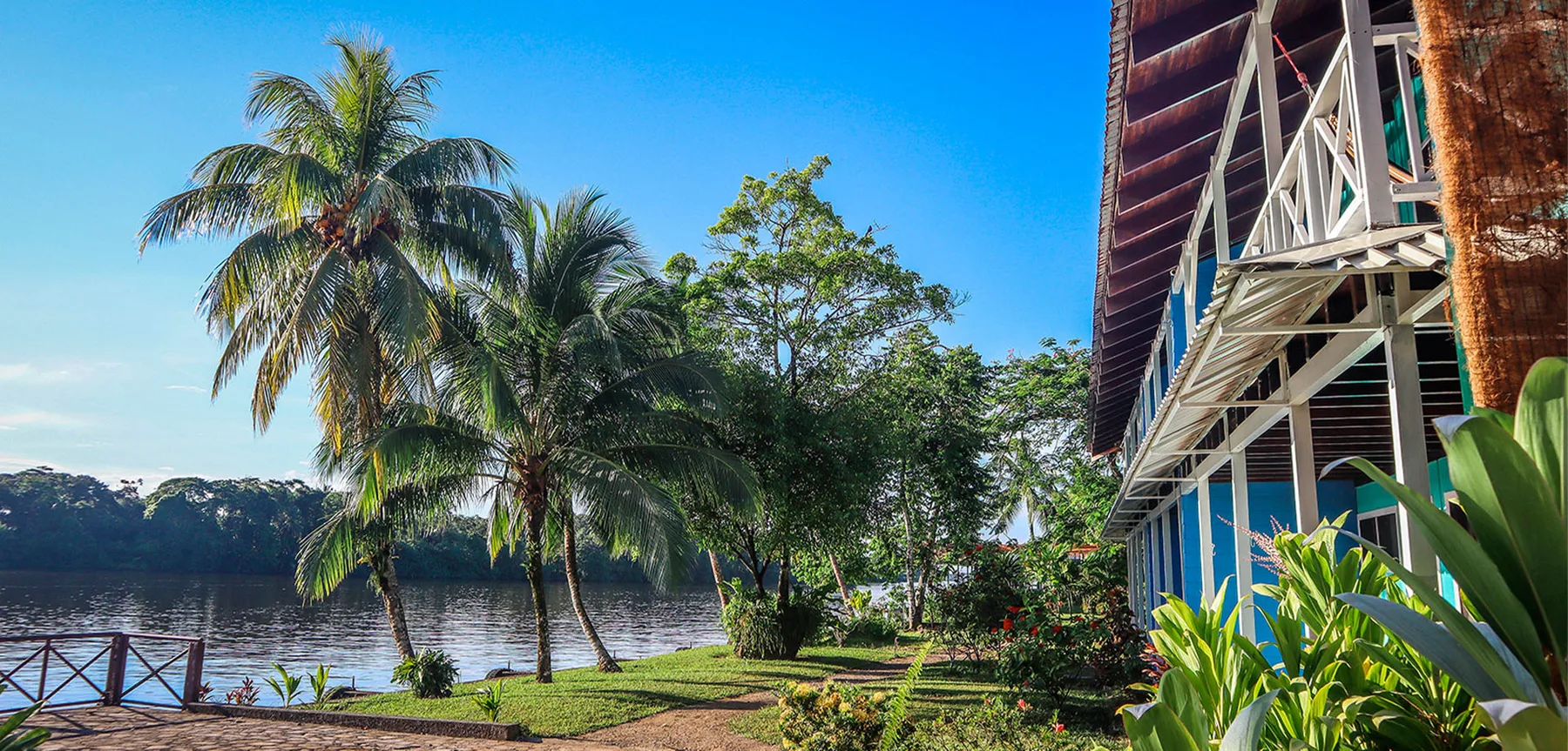 Imagen de la habitación en la planta baja con vistas al río