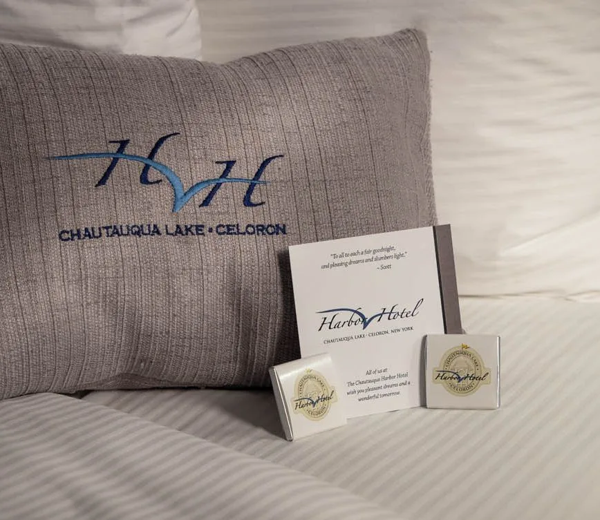 Servicio de preparación de la cama con un chocolate en la almohada
