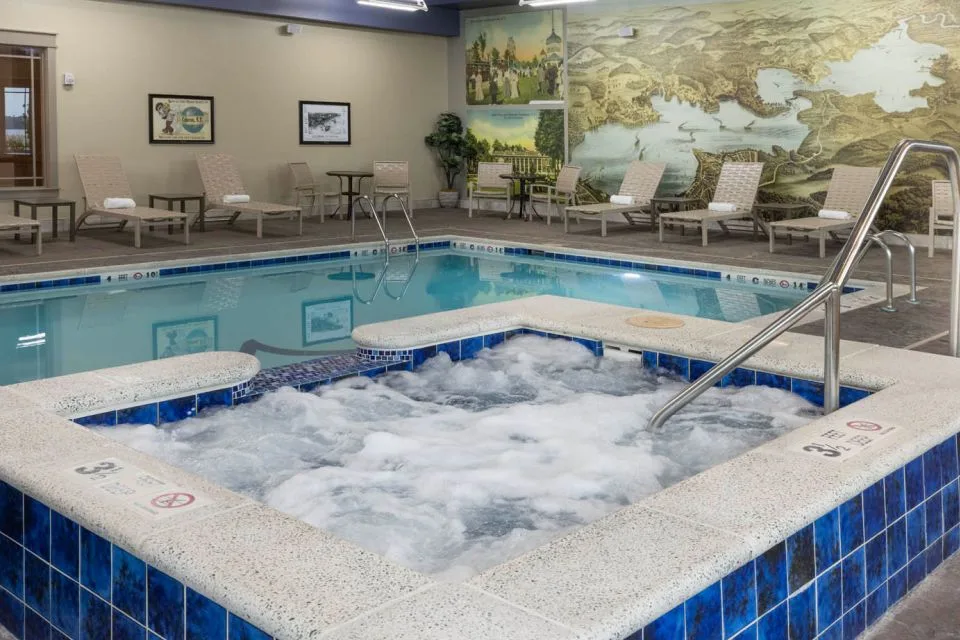 Piscina cubierta y bañera de hidromasaje