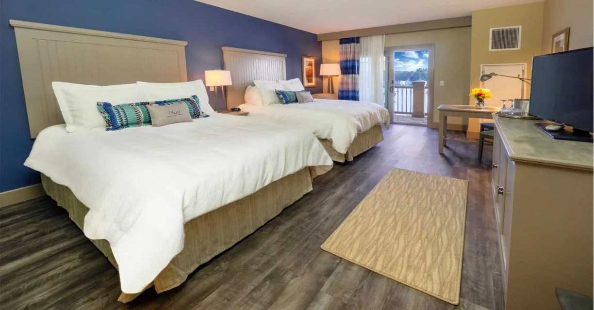 Habitación con dos camas queen y vista al lago
