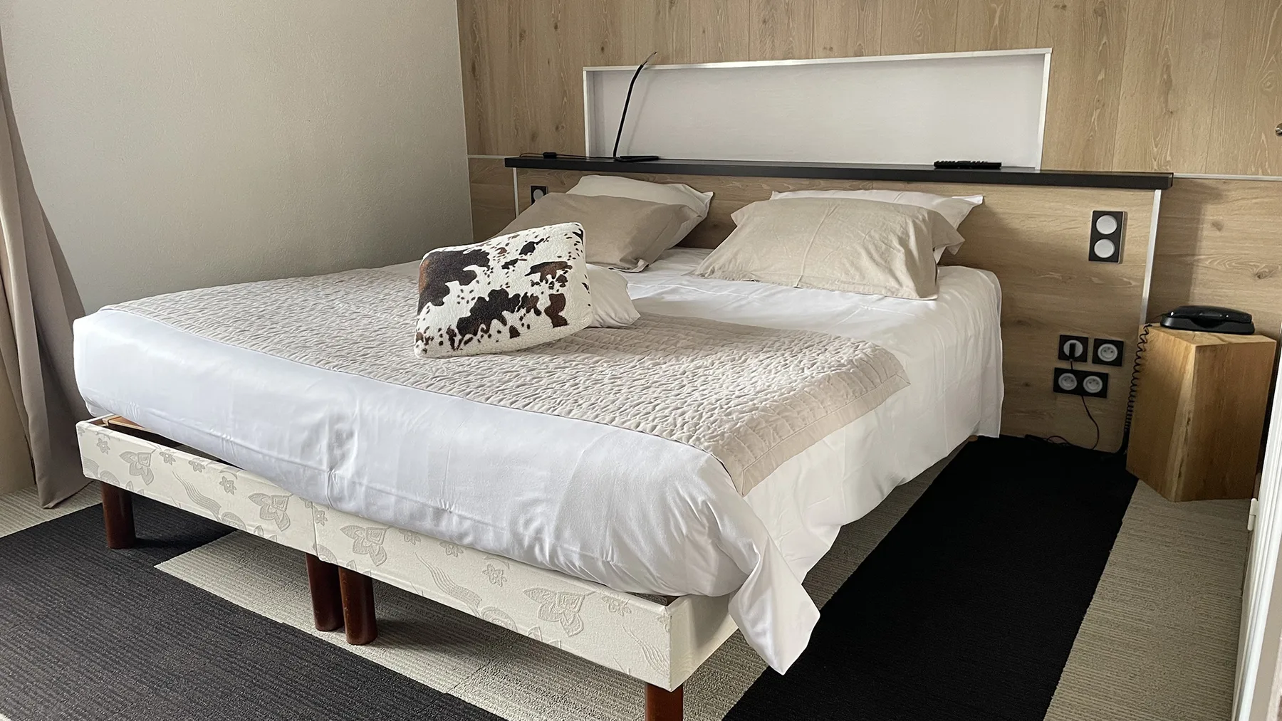 Double bed in a Comfort room