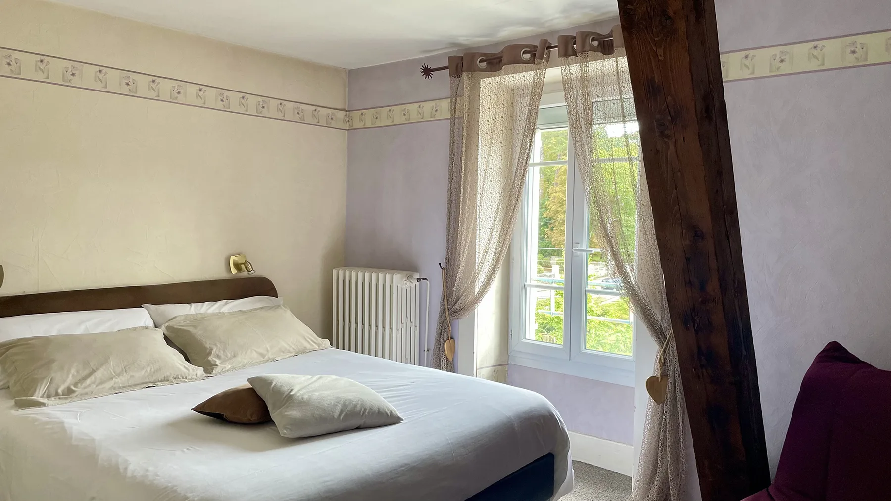 Double bed and window in a Standard room