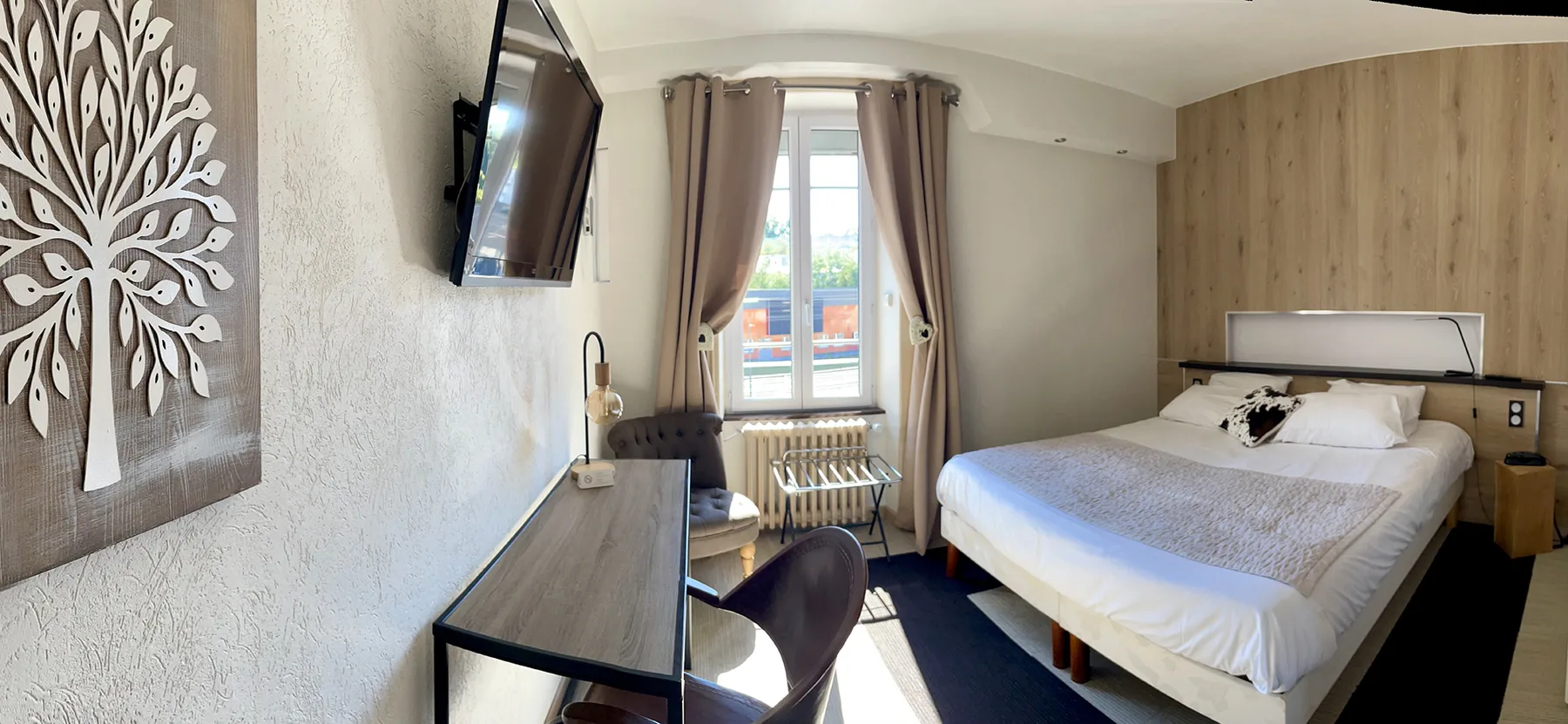 Standard room, wide-angle view