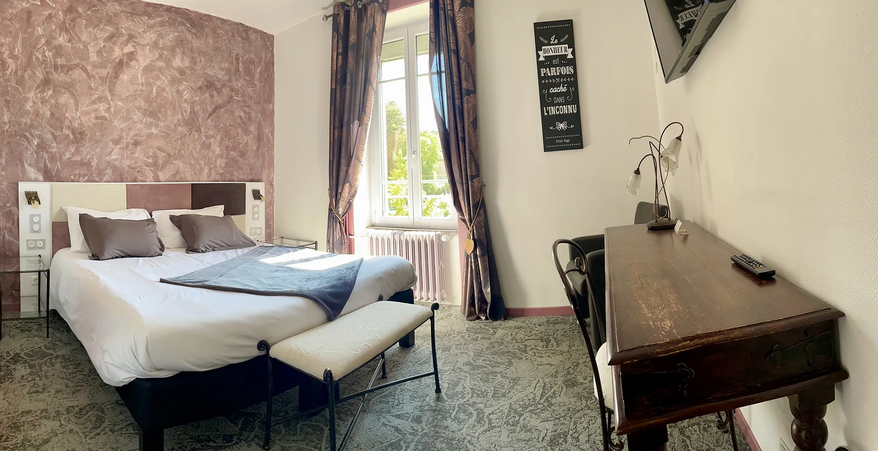 Comfort room, wide-angle view