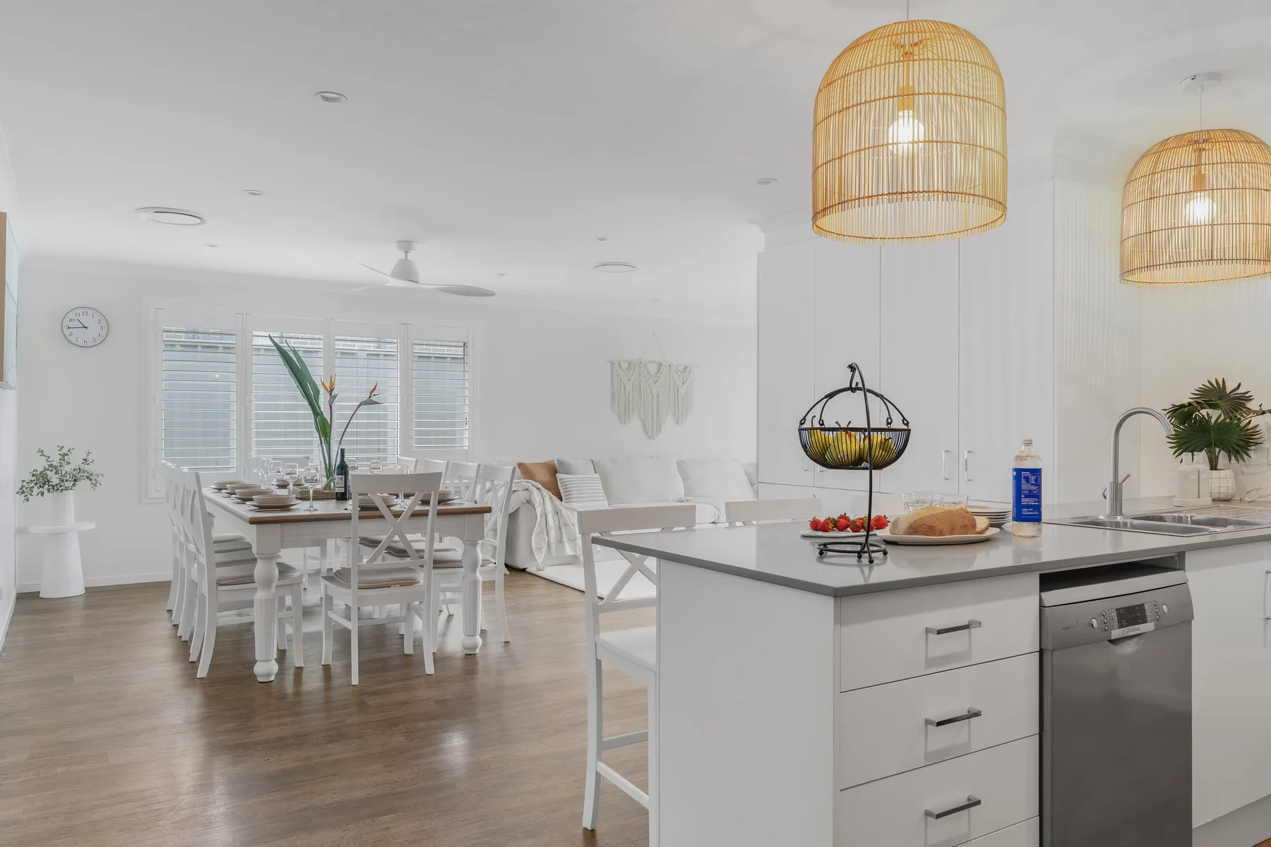 Una cocina y comedor luminosos y diáfanos, con una isla central y una mesa de comedor.