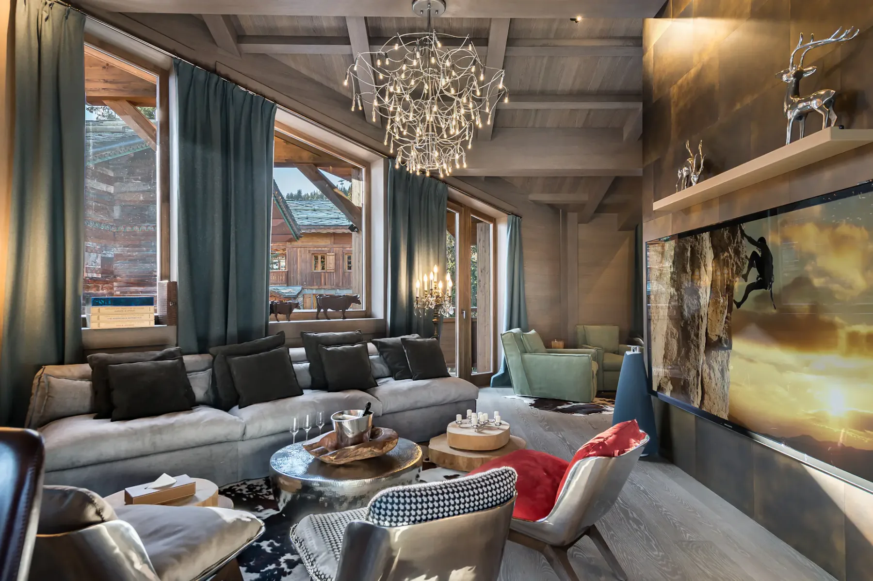 Una sala de estar con asientos, ventanas altas y una gran chimenea.