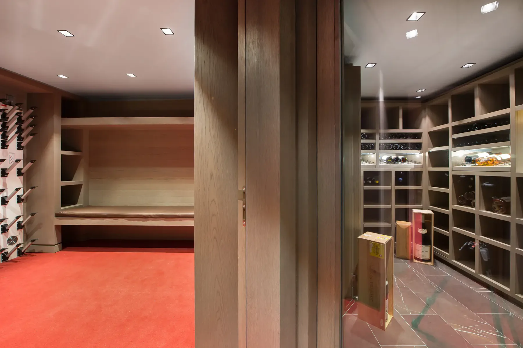 Una sala de almacenamiento de vino con botelleros y estantes abiertos.