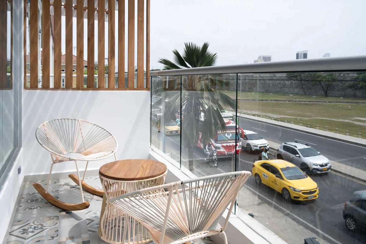 Bright 1BR w/ Ocean View near Walled City