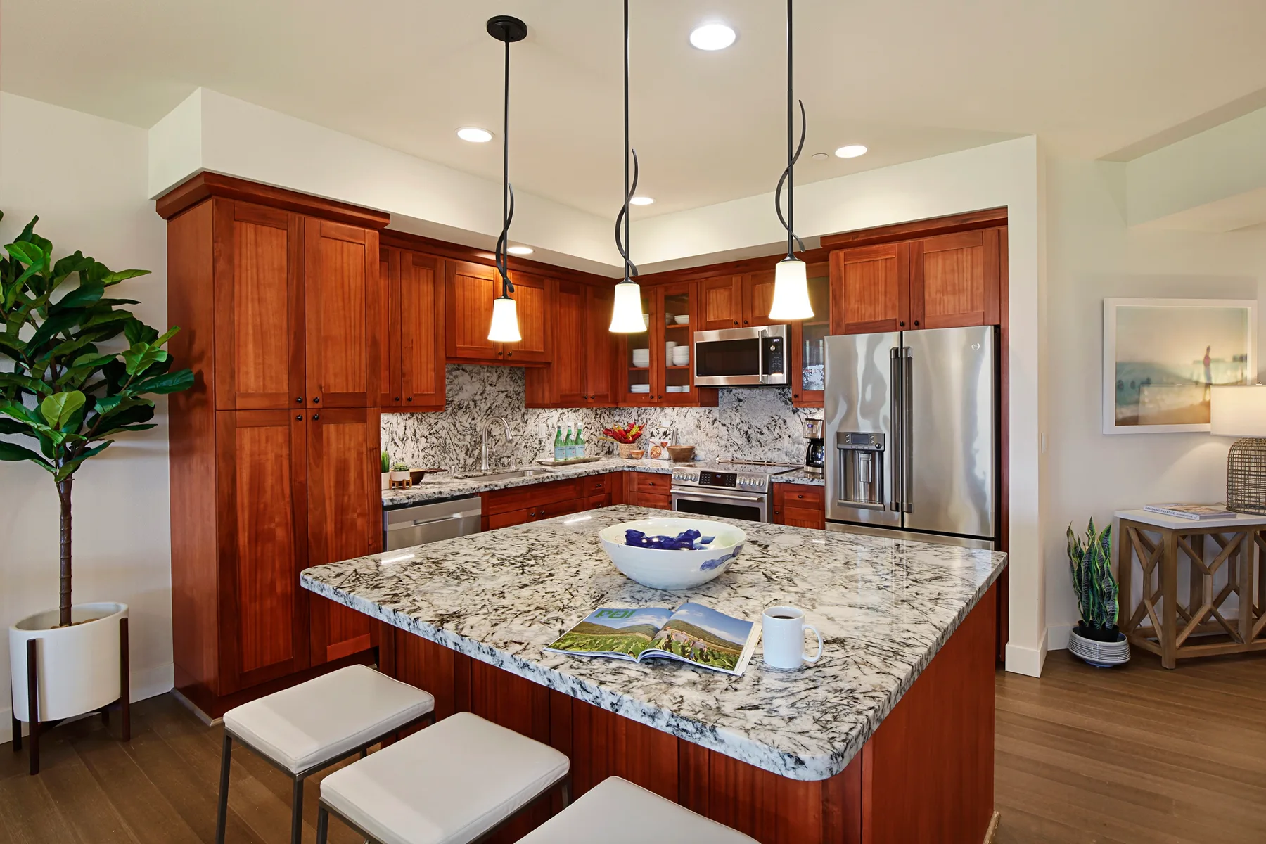 Una cocina con gabinetes de madera y una gran isla con cubierta de piedra.