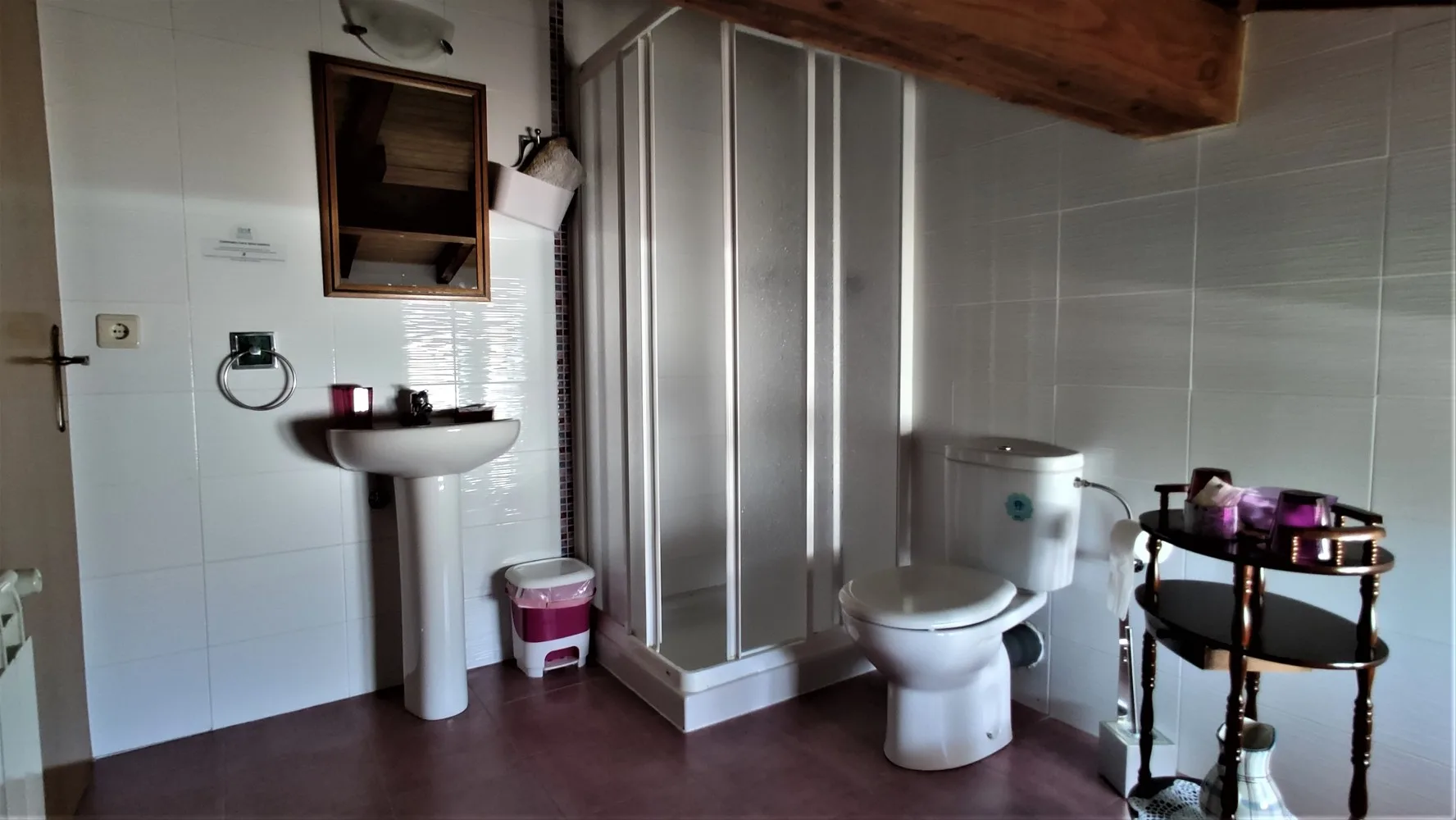 Guest room bathroom