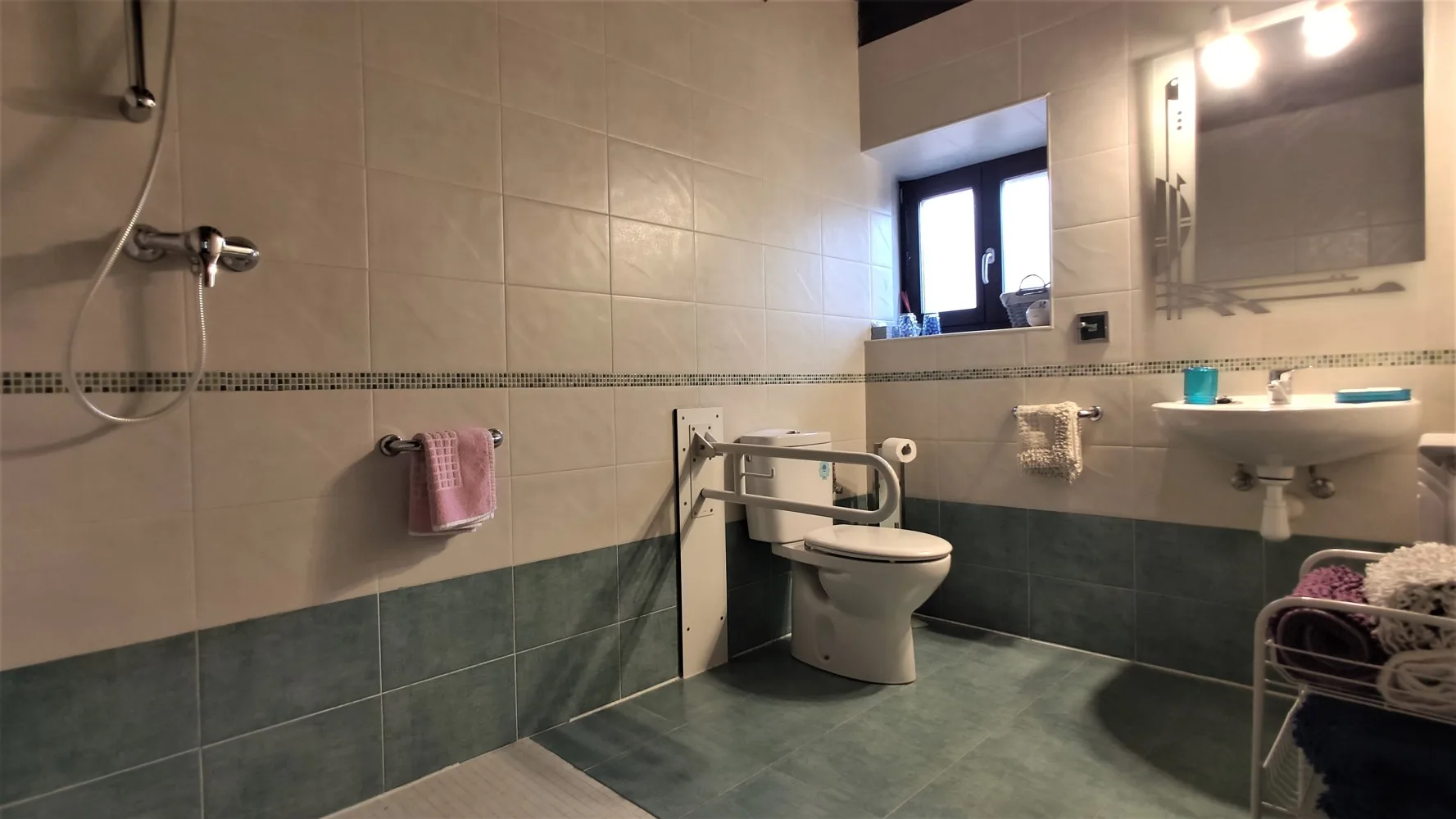 Guest room bathroom
