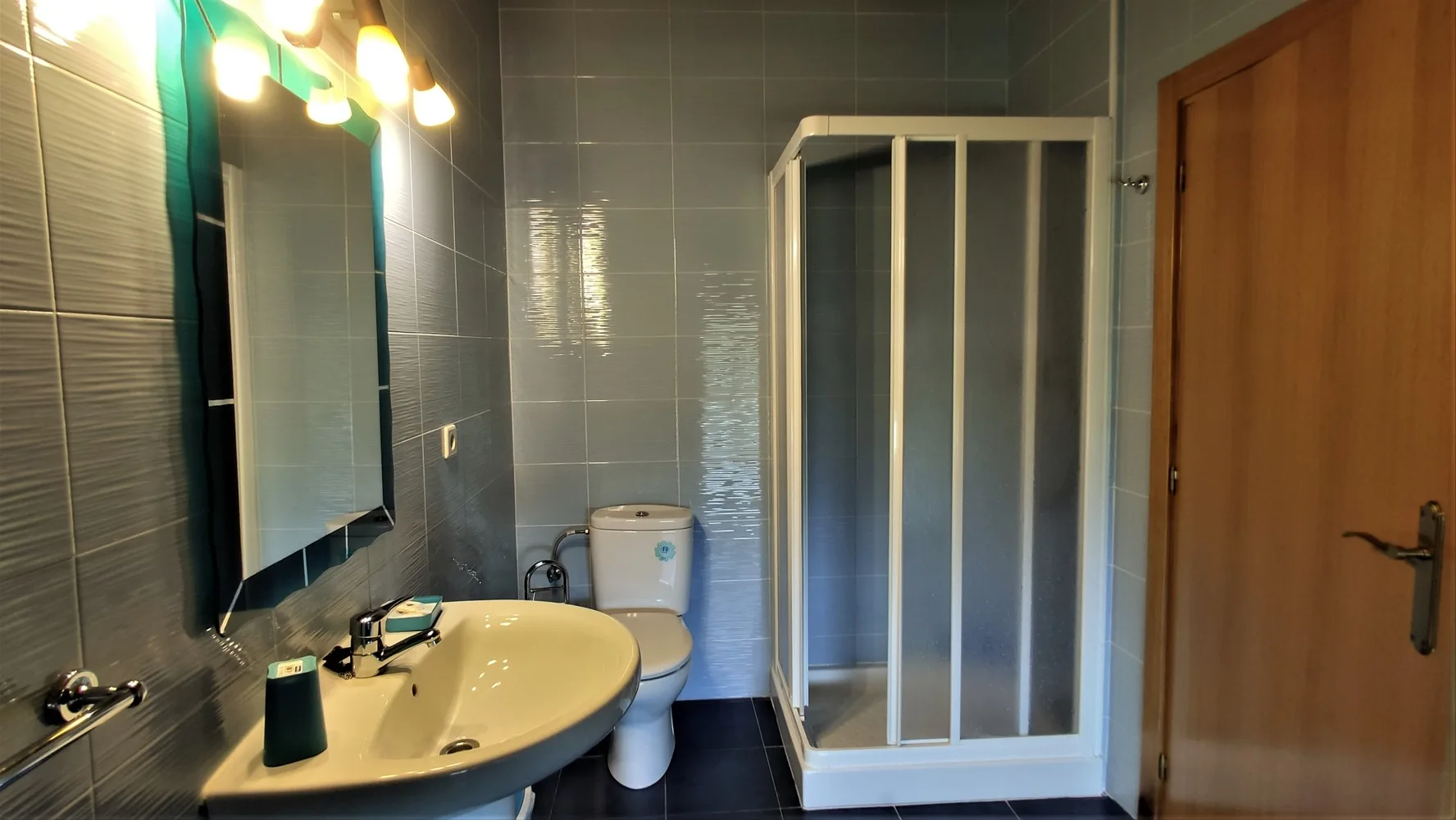Guest room bathroom