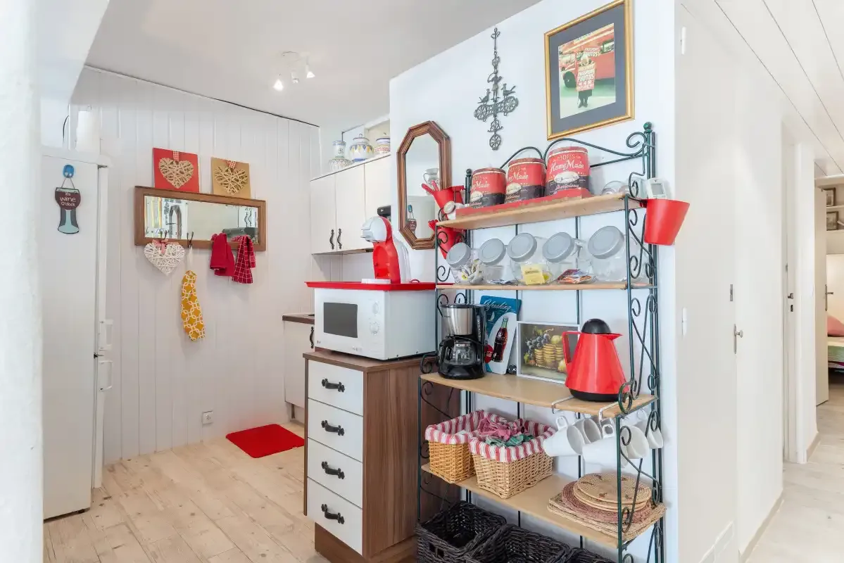 Una cocina luminosa con un microondas y estantes abiertos.