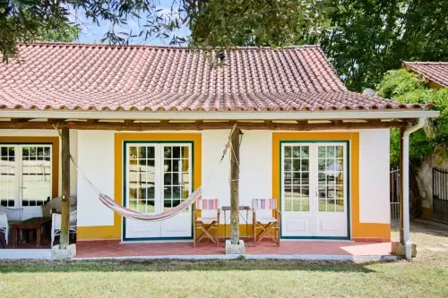 Casa do Forno, with a garden courtyard.