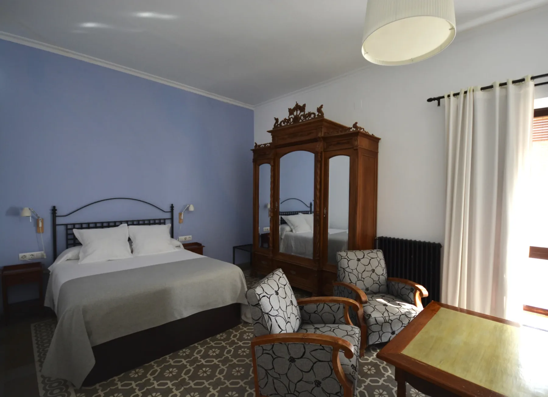 Buganvilla room with a queen-size bed and sitting area