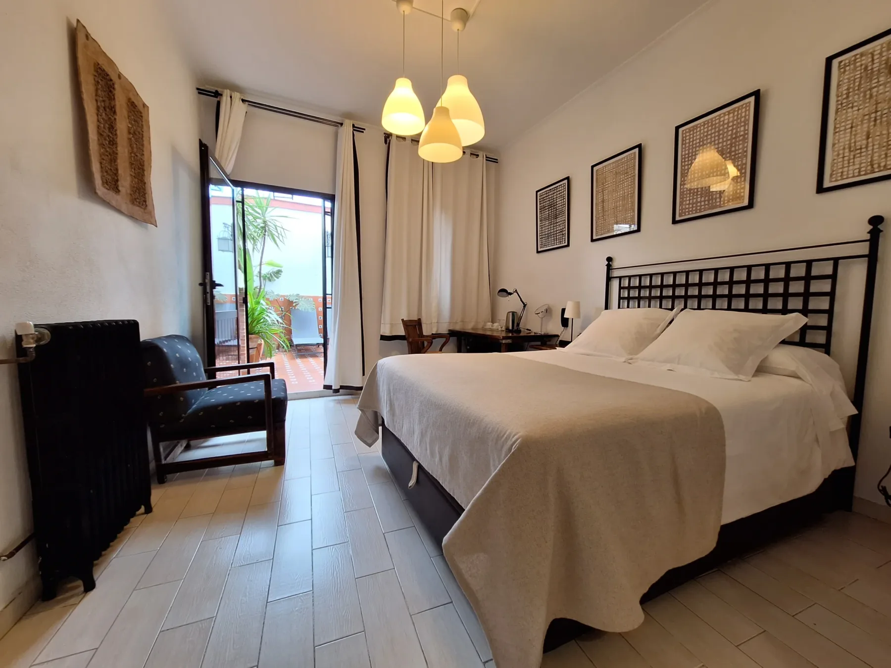 Laurel room with a queen-size bed and access to its terrace