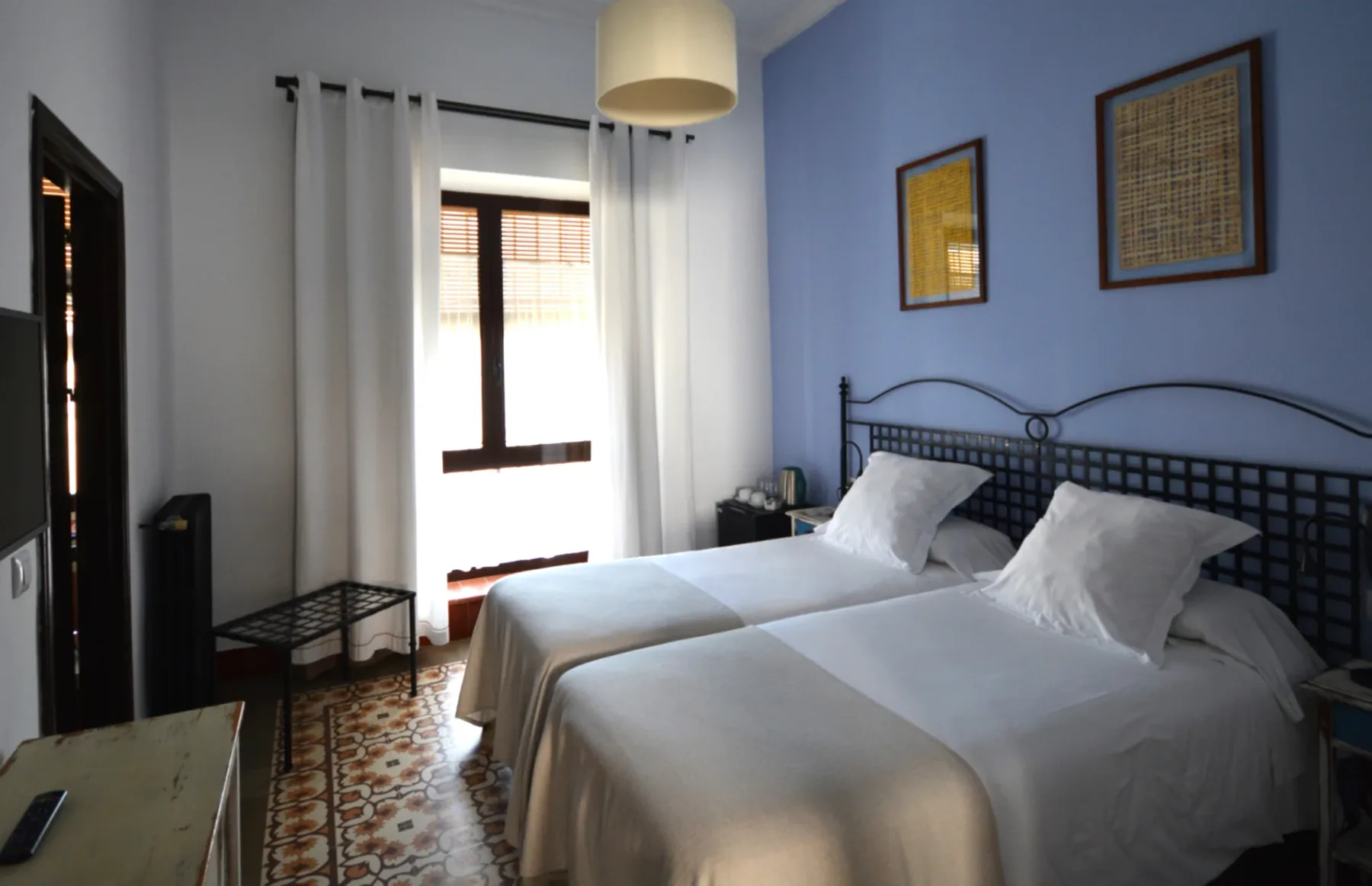 Maguey room with two beds and an exterior window