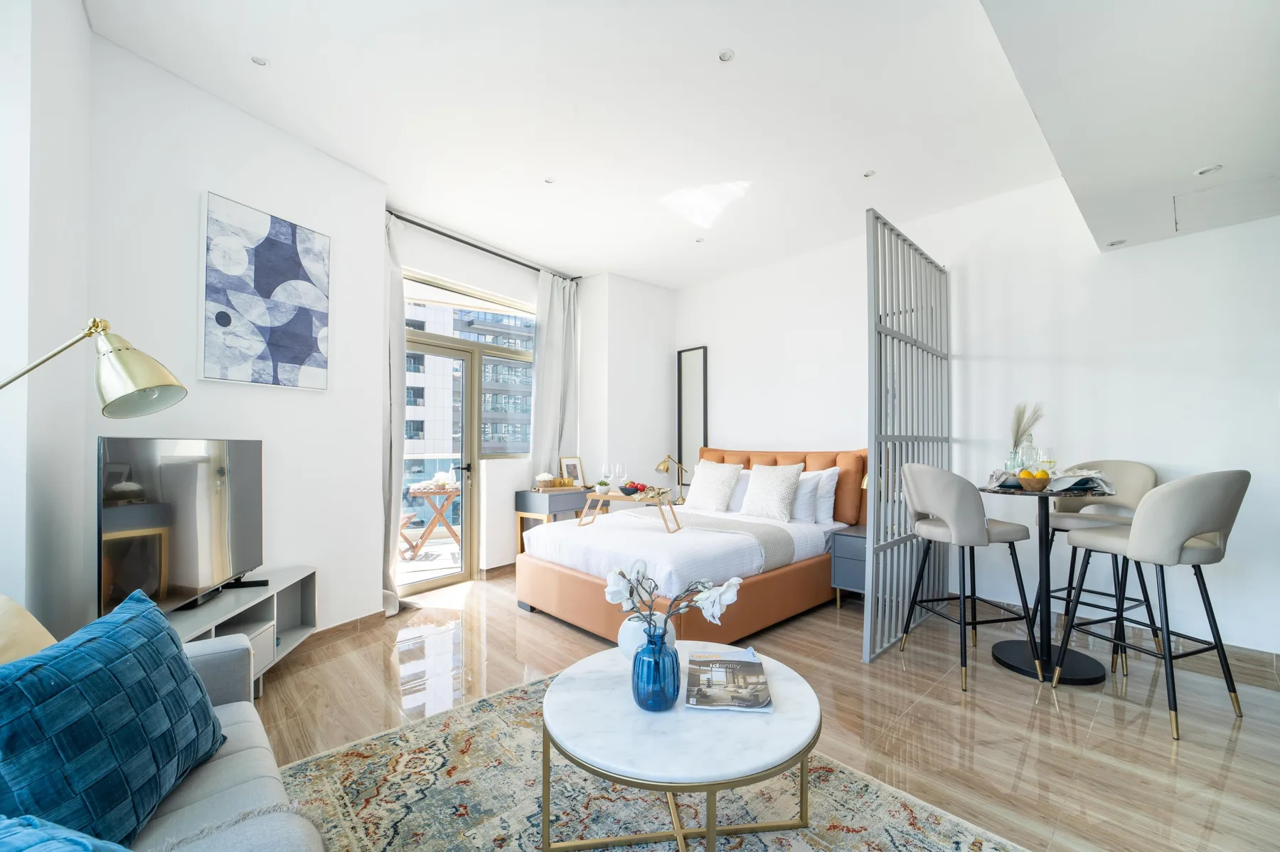 Espacio de estudio con zona de estar y comedor.