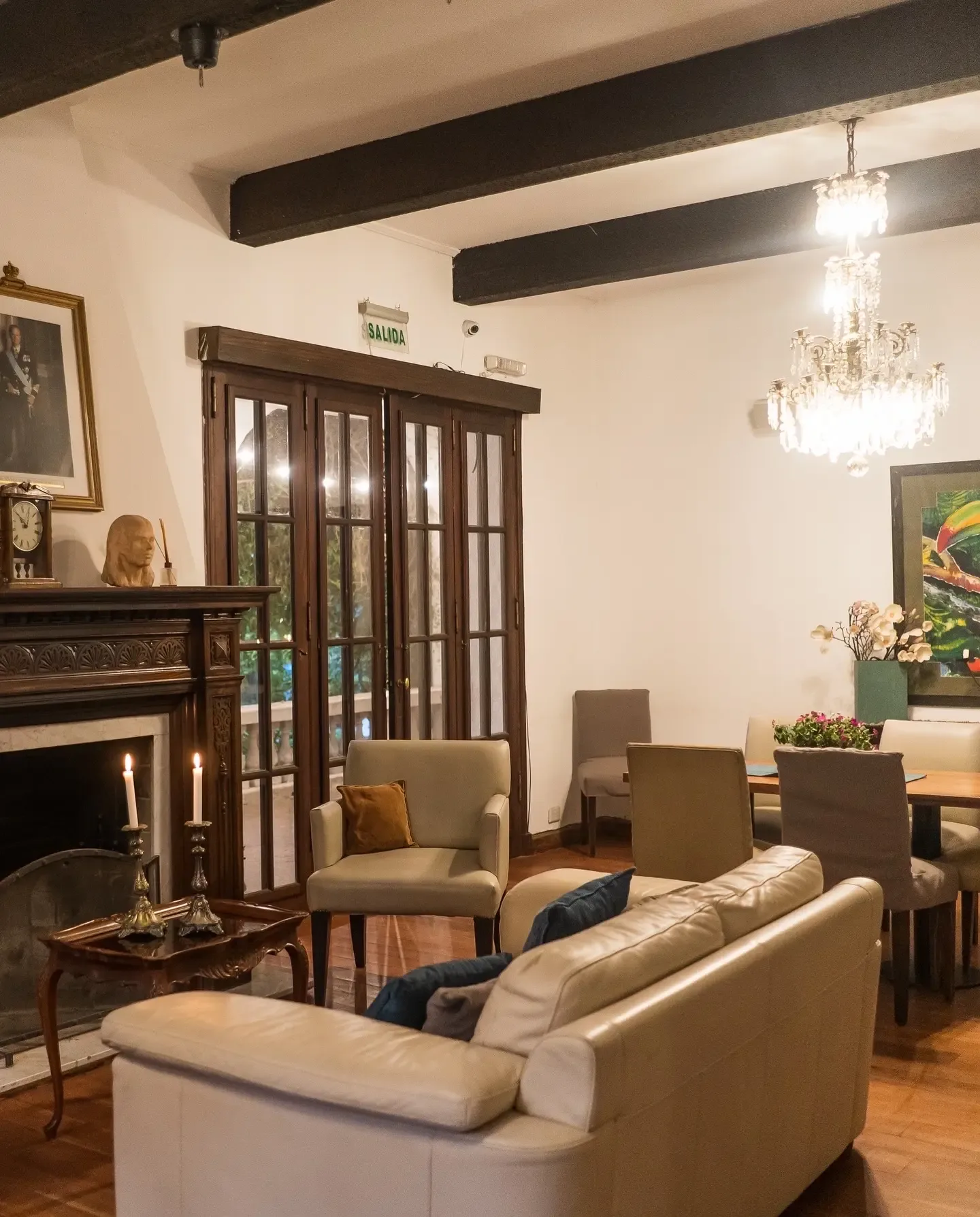 Salón con chimenea