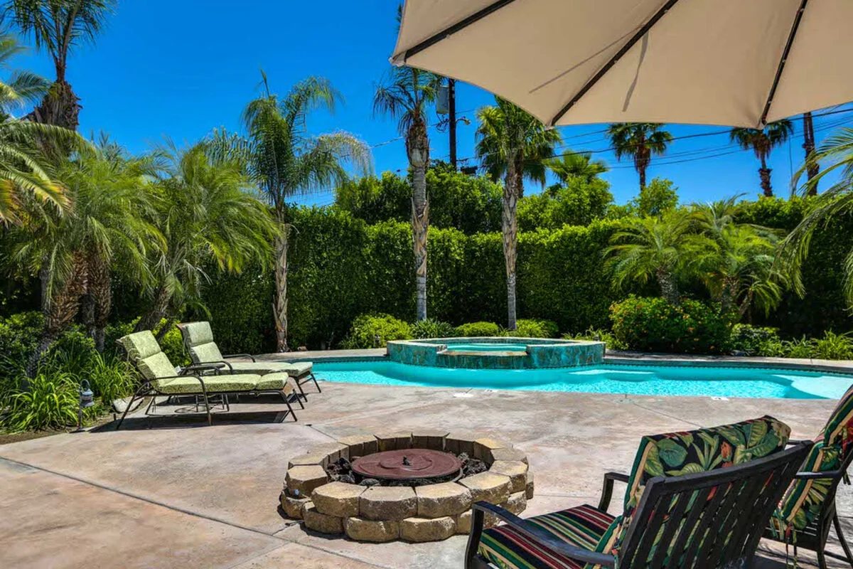 Poolside Terrace - 1786