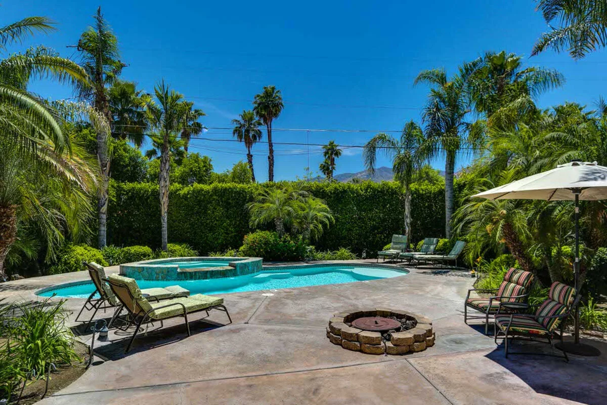 Poolside Terrace - 1786