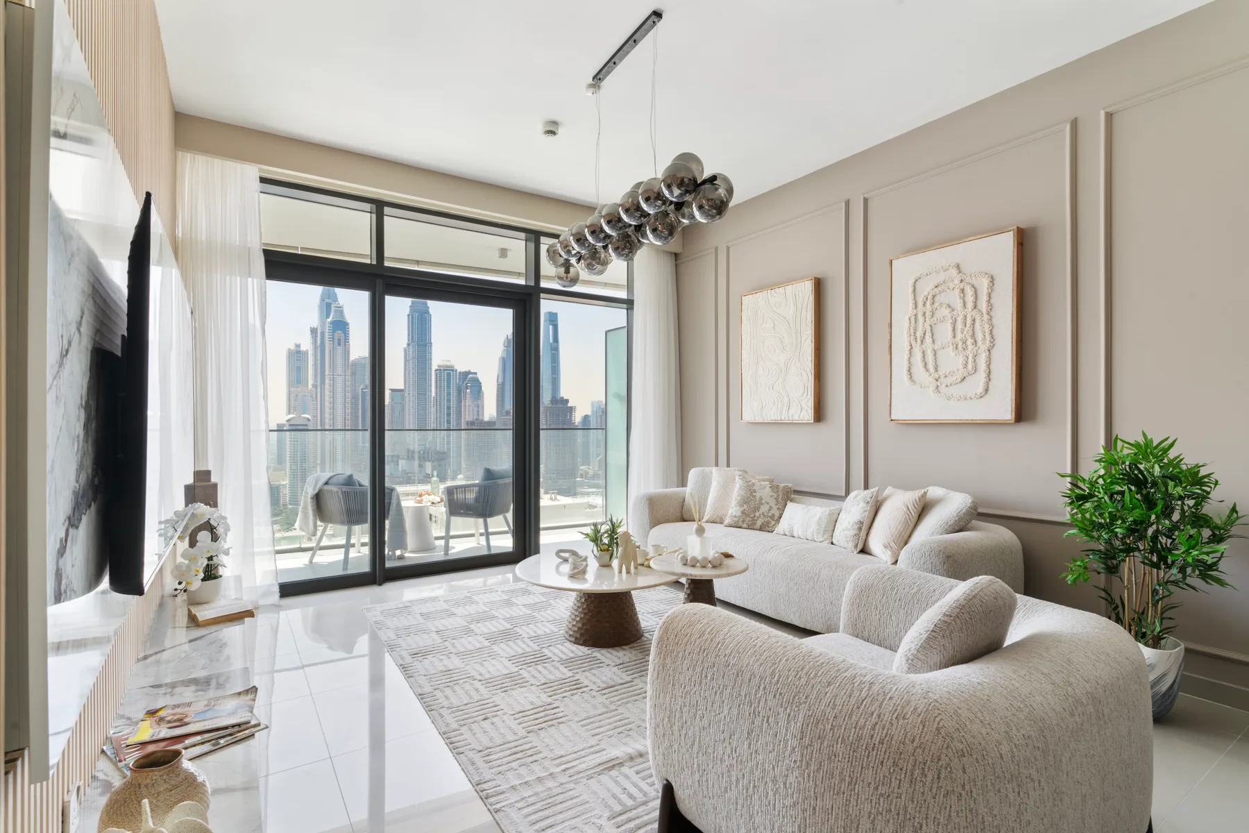 Una sala luminosa con asientos claros junto a grandes ventanales con vistas a la ciudad.