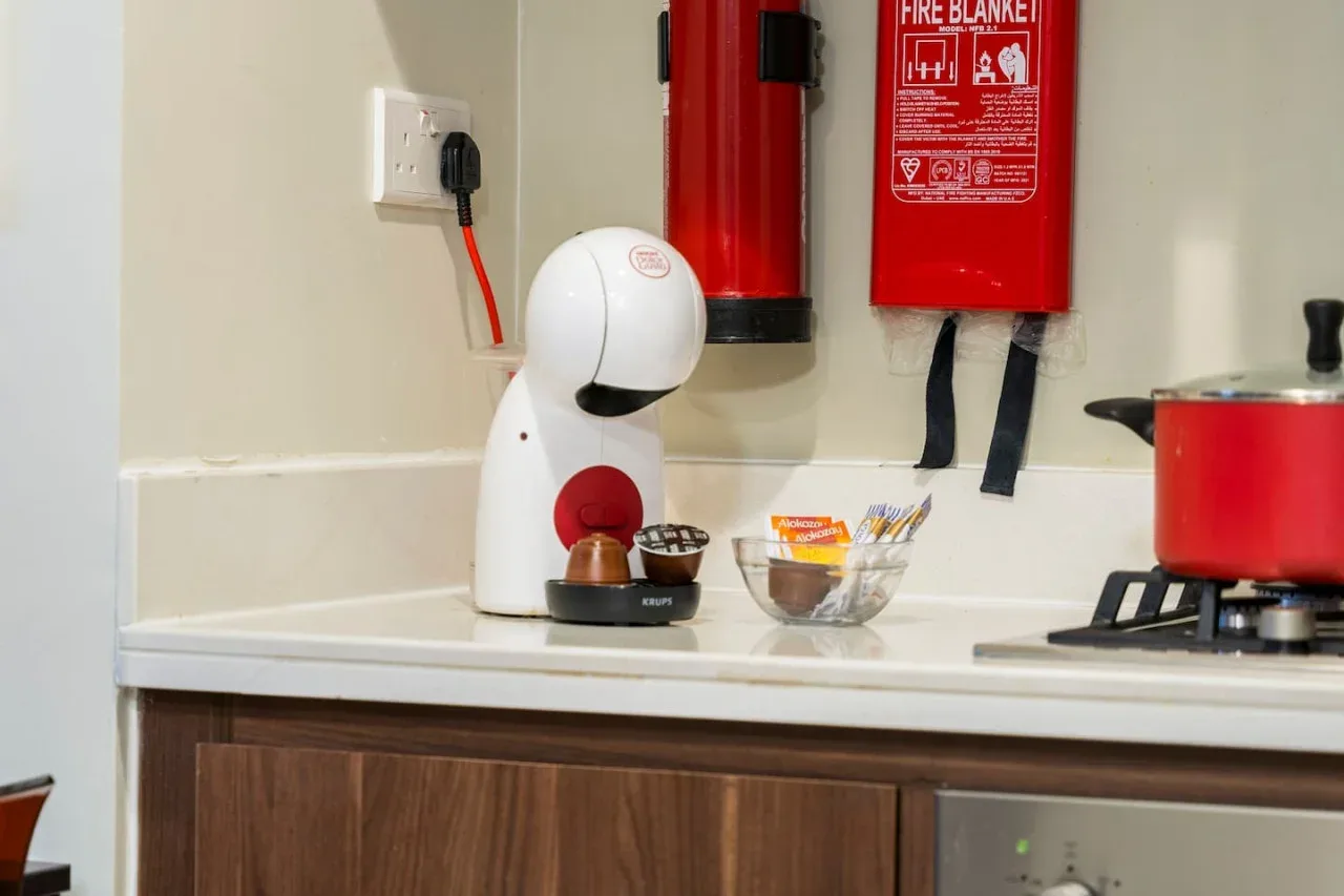 Una encimera de cocina con un pequeño electrodoméstico y una estufa.
