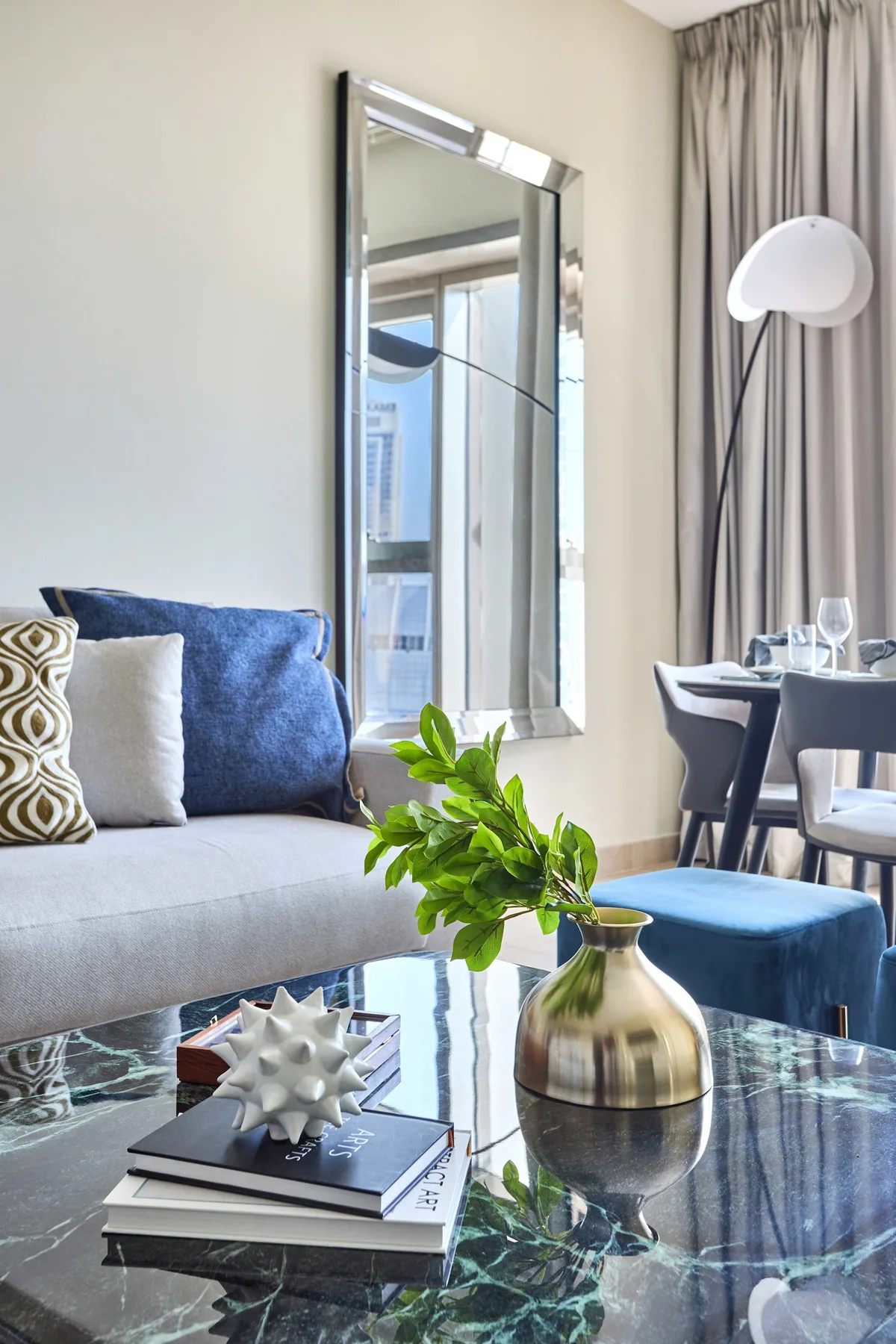 Una sala luminosa con asientos, una mesa de centro y un comedor junto a la ventana.