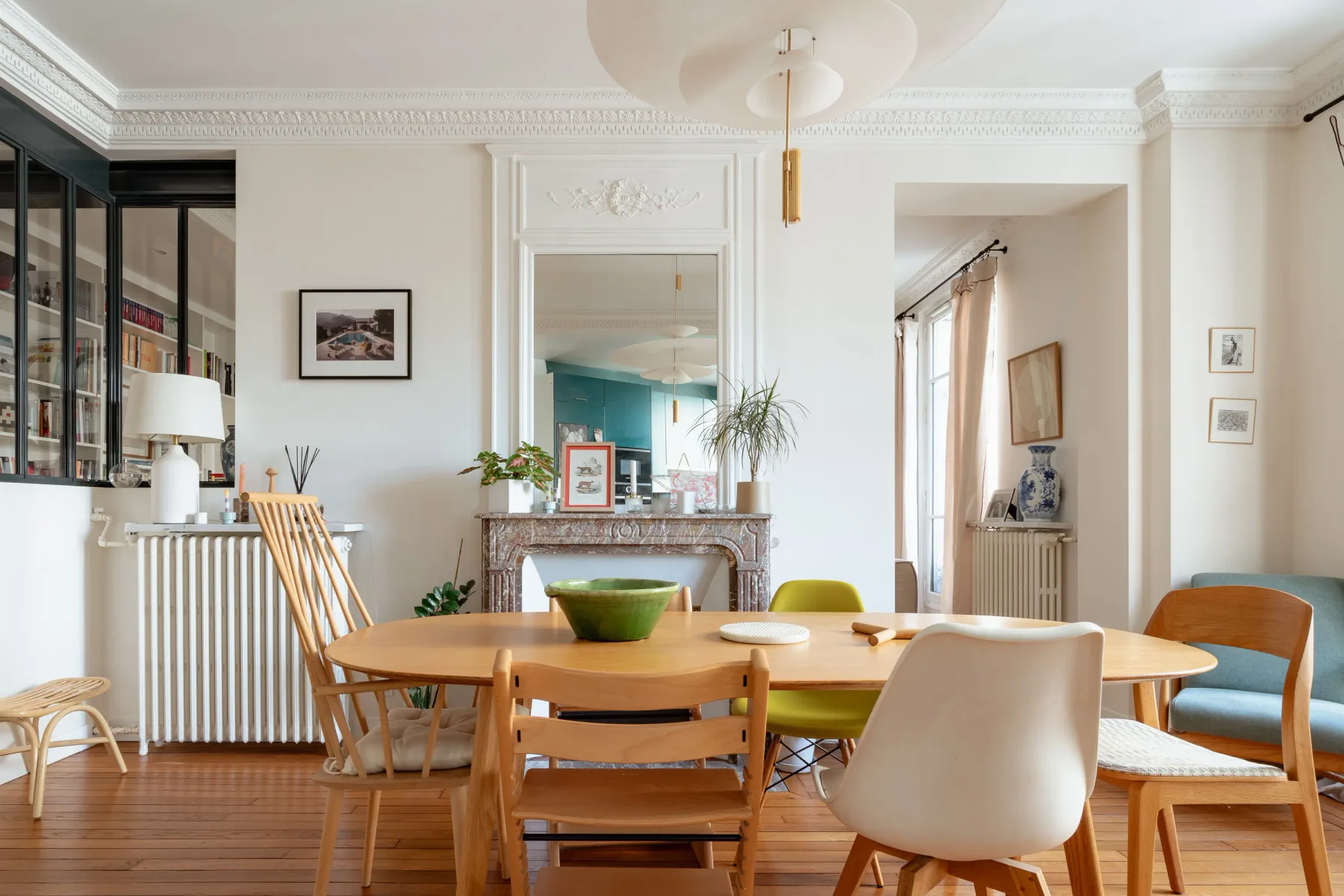 Un comedor luminoso con una mesa de madera y asientos variados.