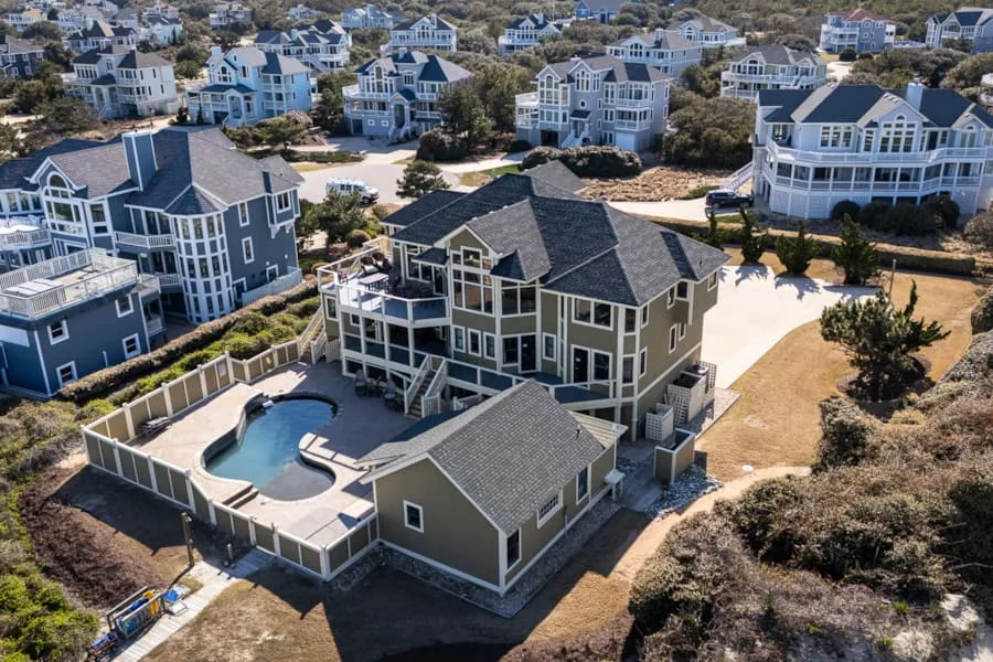 Vista aérea de casas grandes y una piscina en un vecindario residencial.