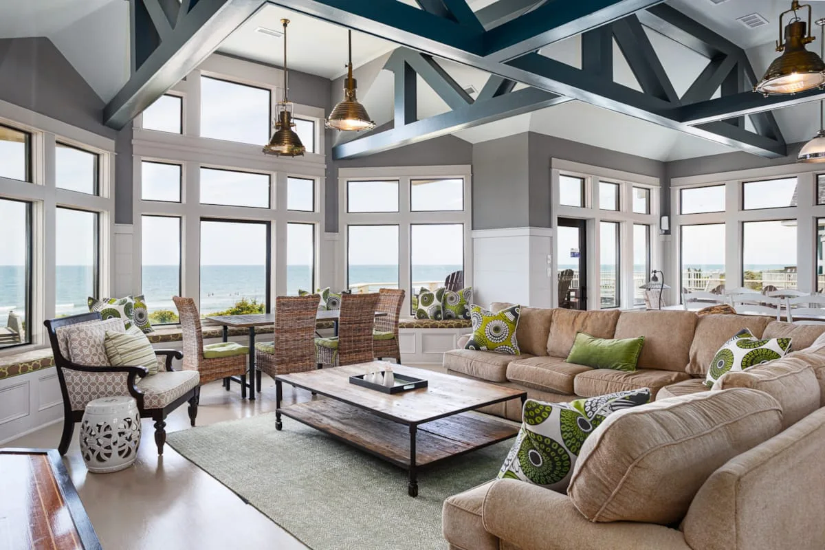 Una sala luminosa con asientos y grandes ventanas con vistas al agua.