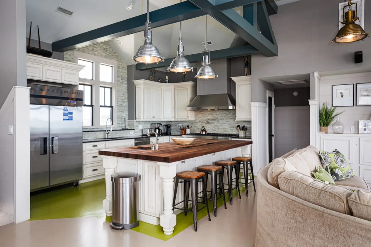 Una cocina abierta al salón cuenta con una isla amplia y asientos de barra.