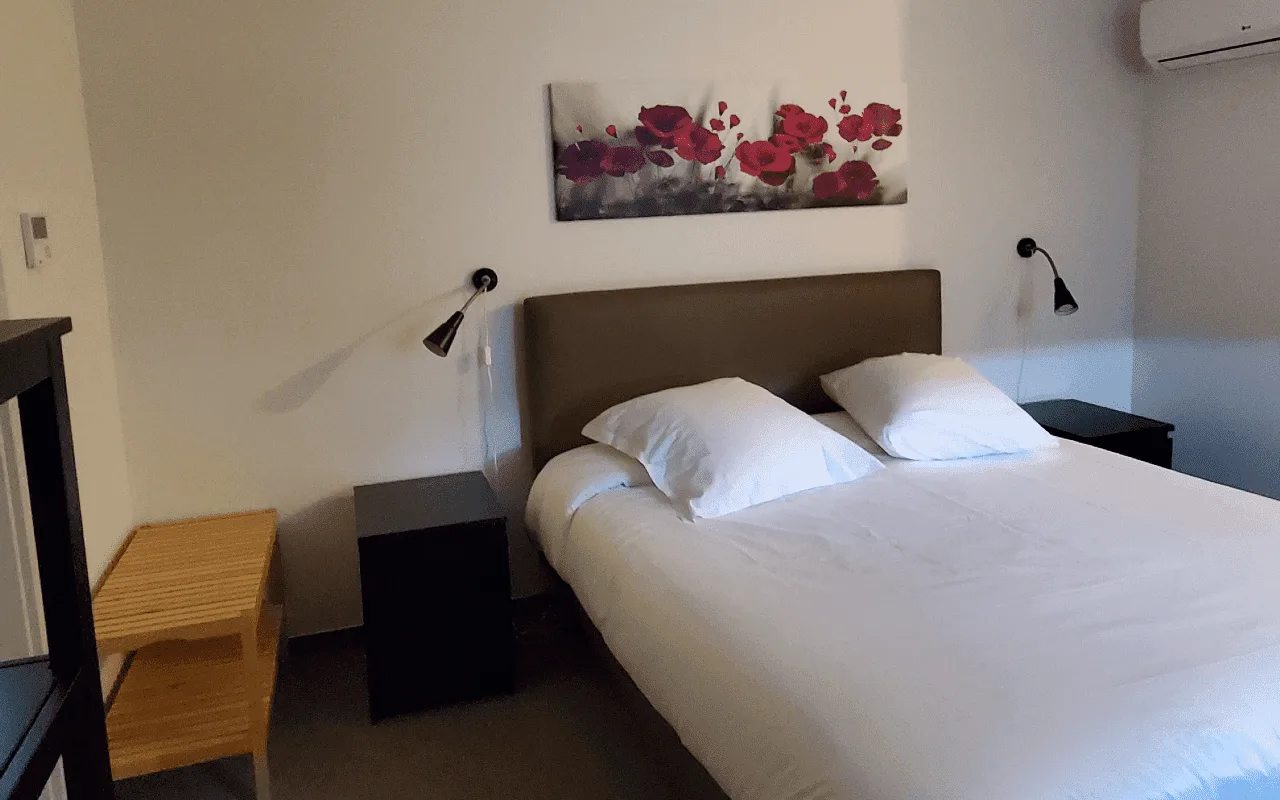 Habitación doble en el anexo; situada a cuatro minutos a pie del edificio principal