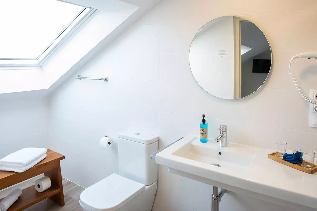 Guest-room bathroom