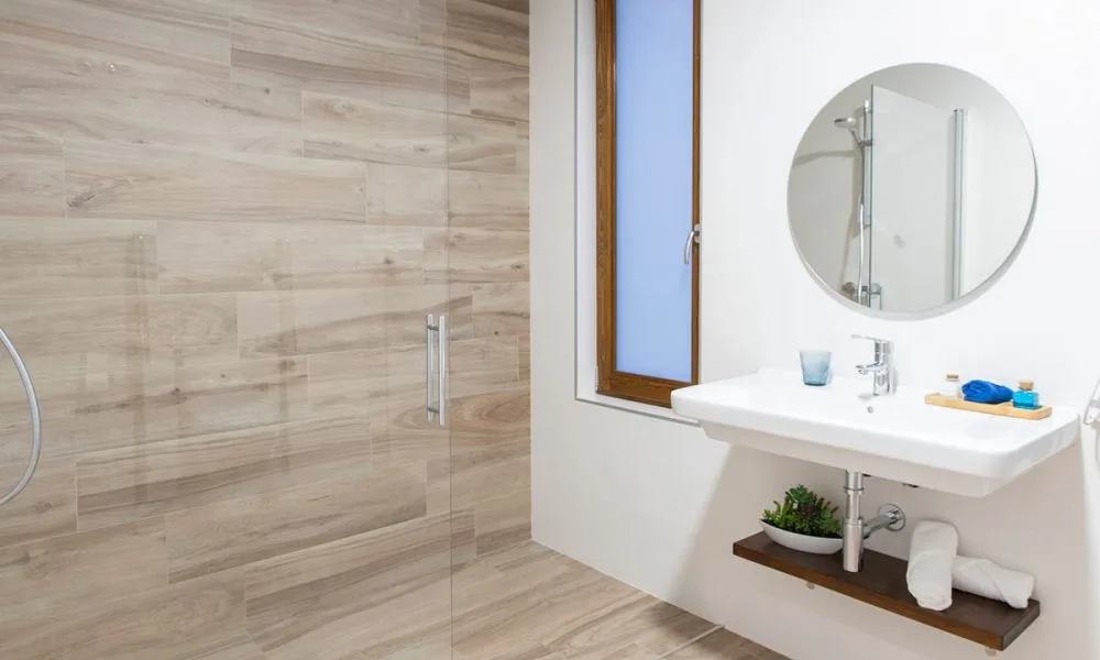 Guest-room bathroom