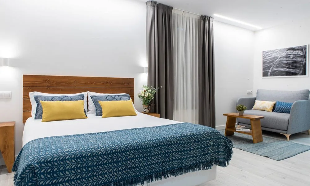 Double bed in a Liresca room
