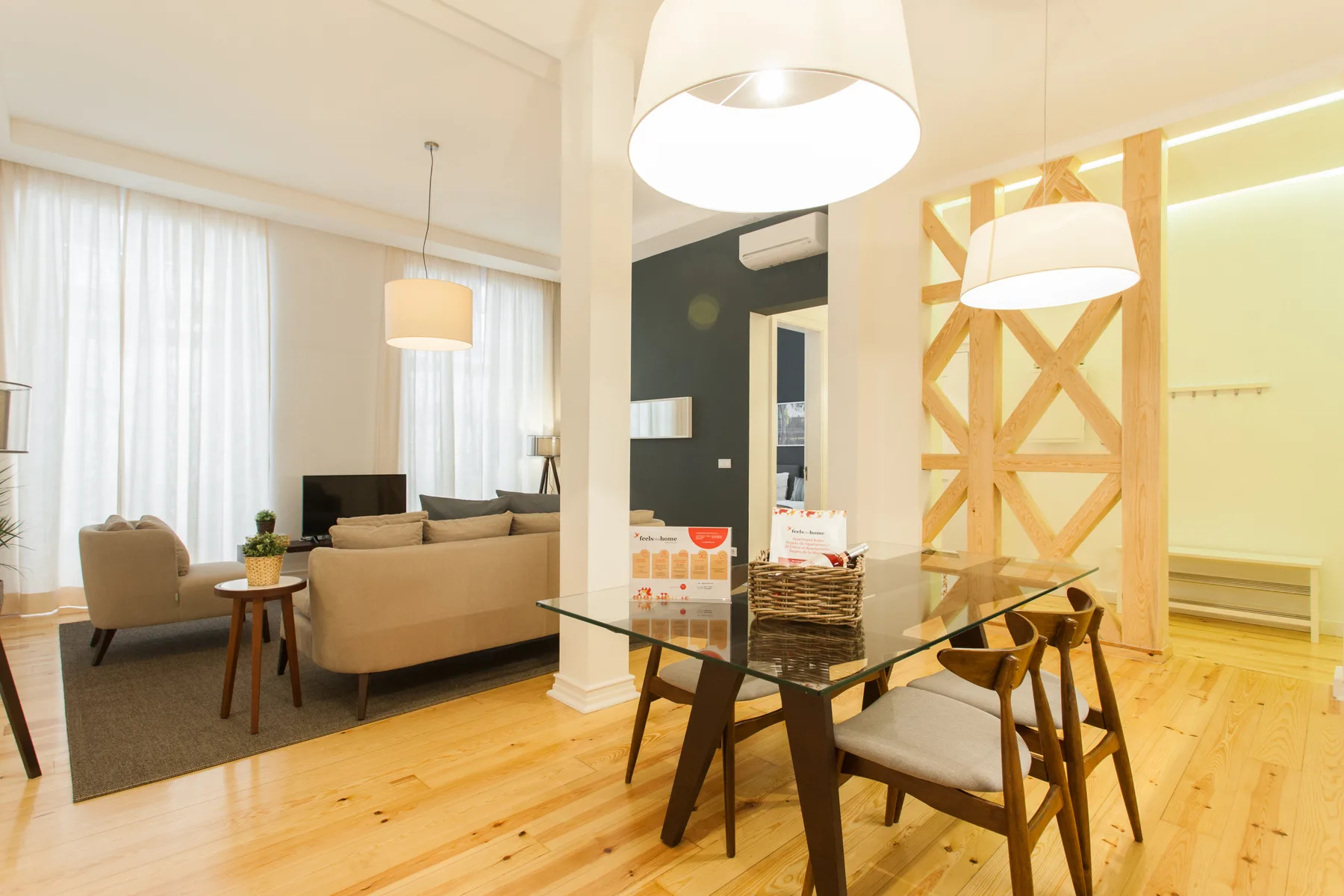 Una luminosa sala de estar y comedor de espacio abierto con asientos alrededor de una mesa de cristal.