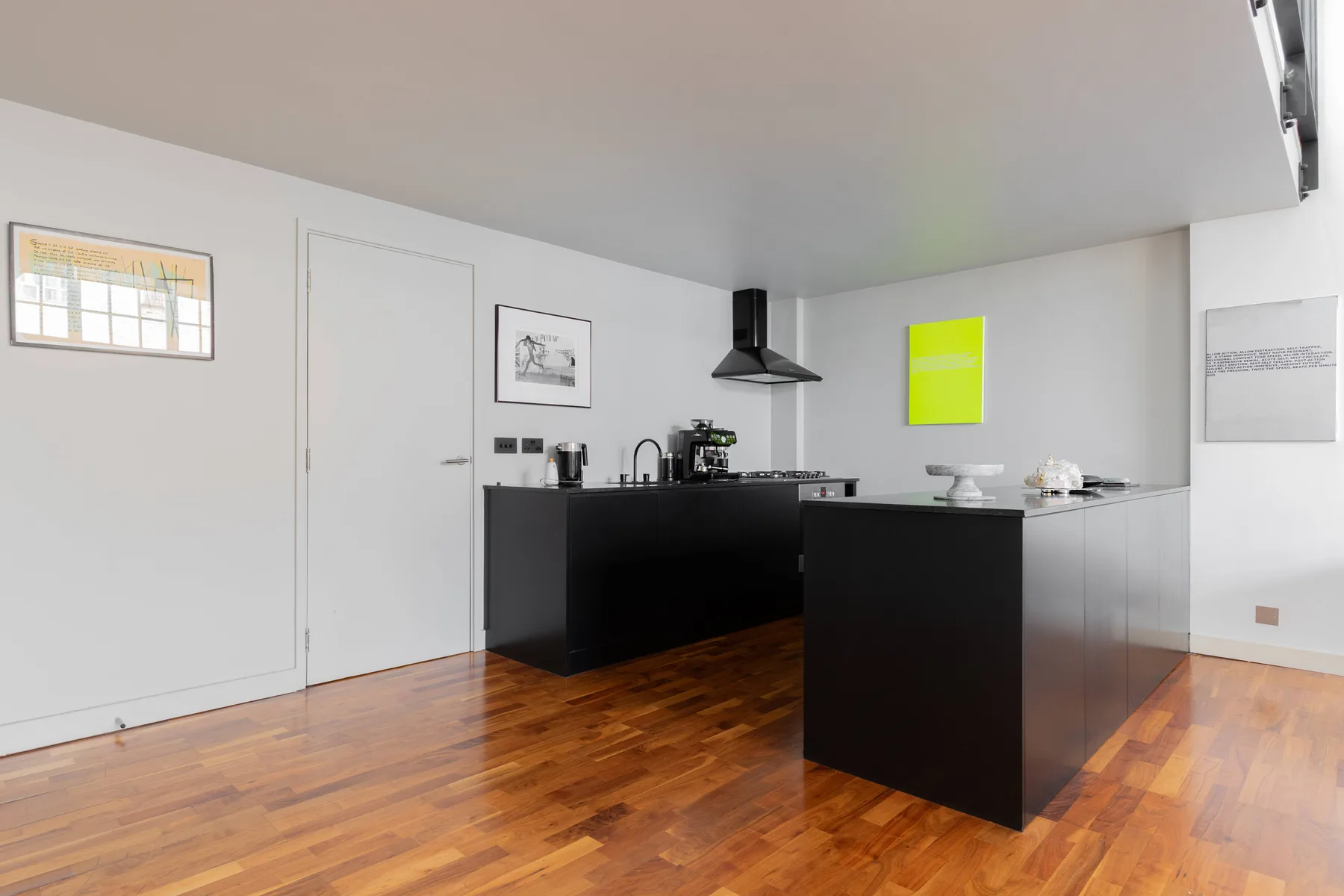 Una cocina moderna con gabinetes oscuros y una isla central.