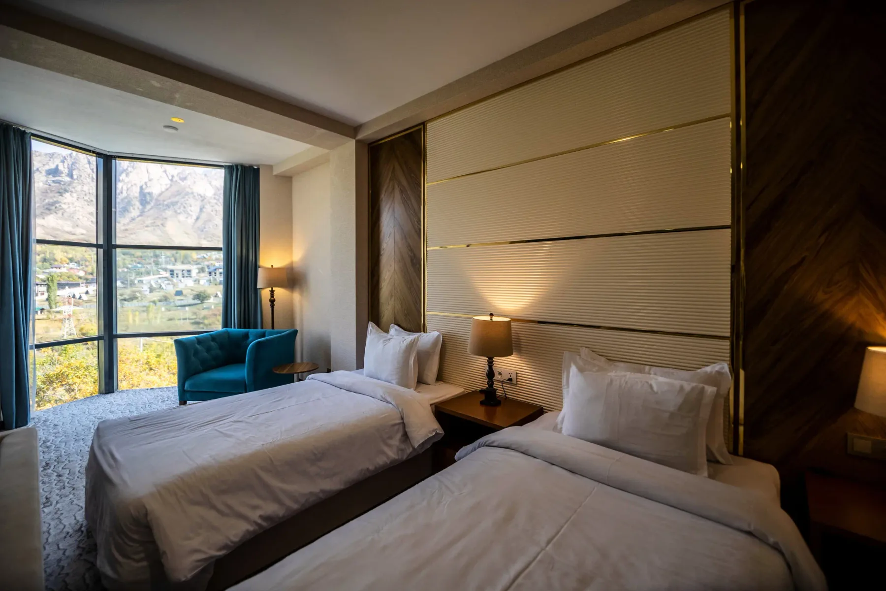 Twin room with mountain view