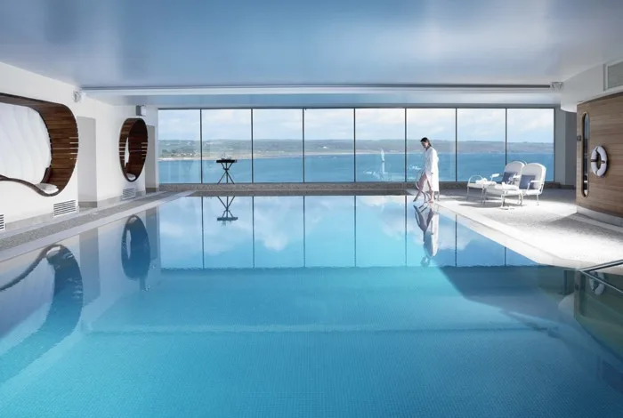 Piscina con vistas al mar en el spa del hotel