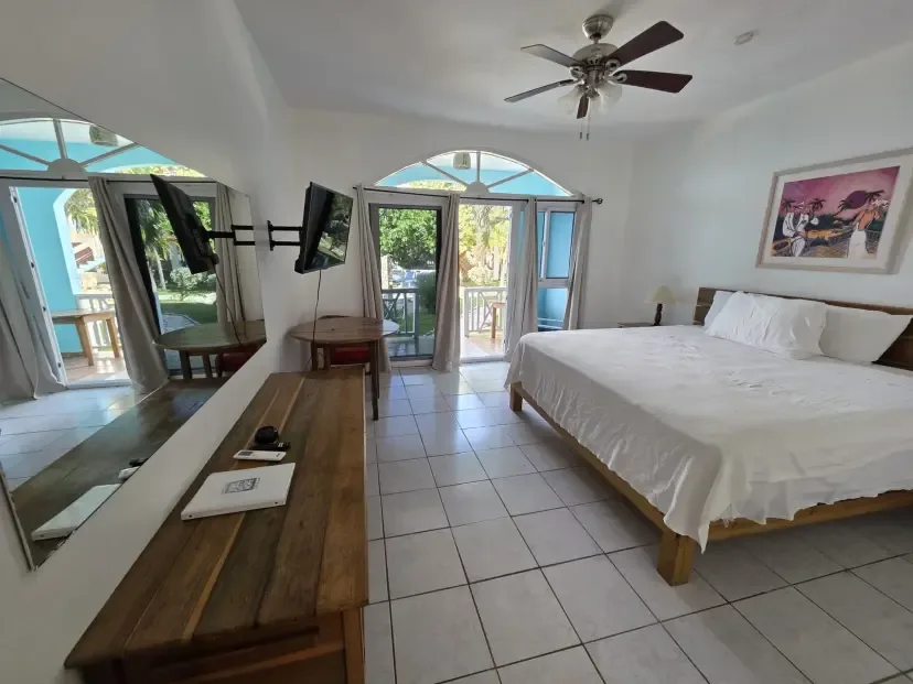 Cama king en la habitación de lujo con vistas al mar 9