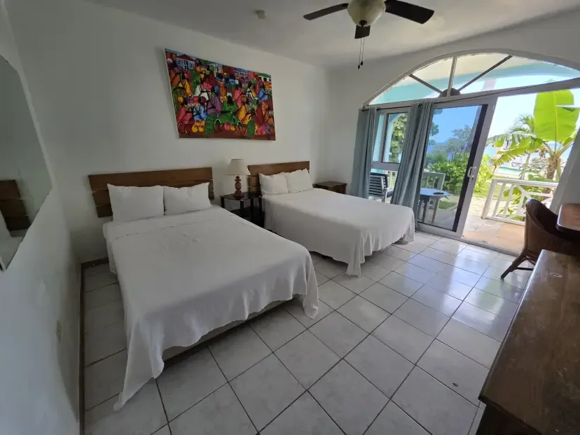 Dos camas dobles en la habitación de lujo con vistas al mar 1