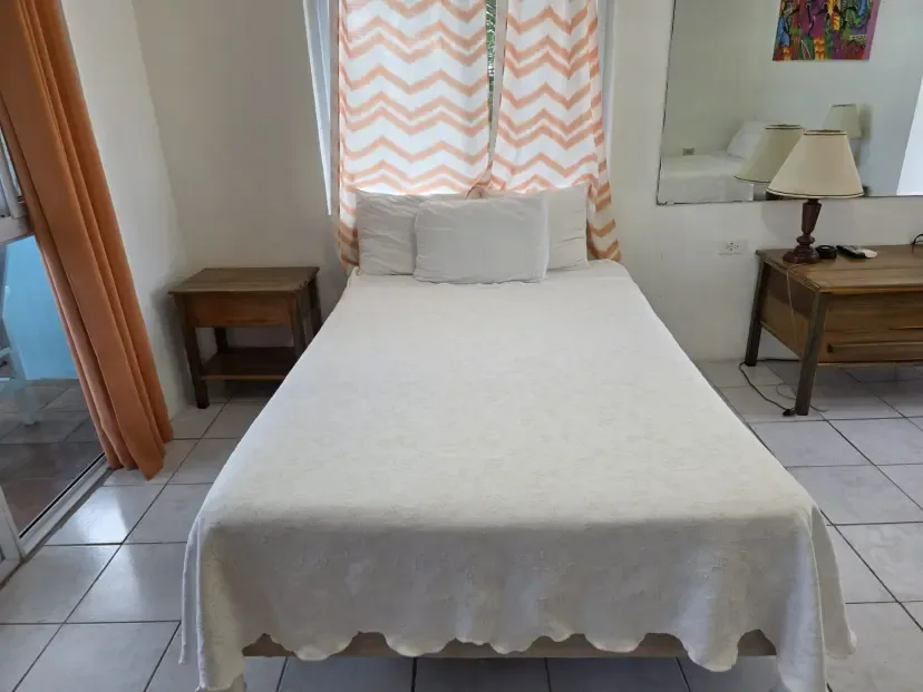 Dos camas dobles en la habitación de lujo con vistas al mar 2