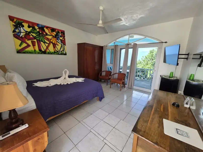 Cama queen en la habitación de lujo con vistas al mar 8