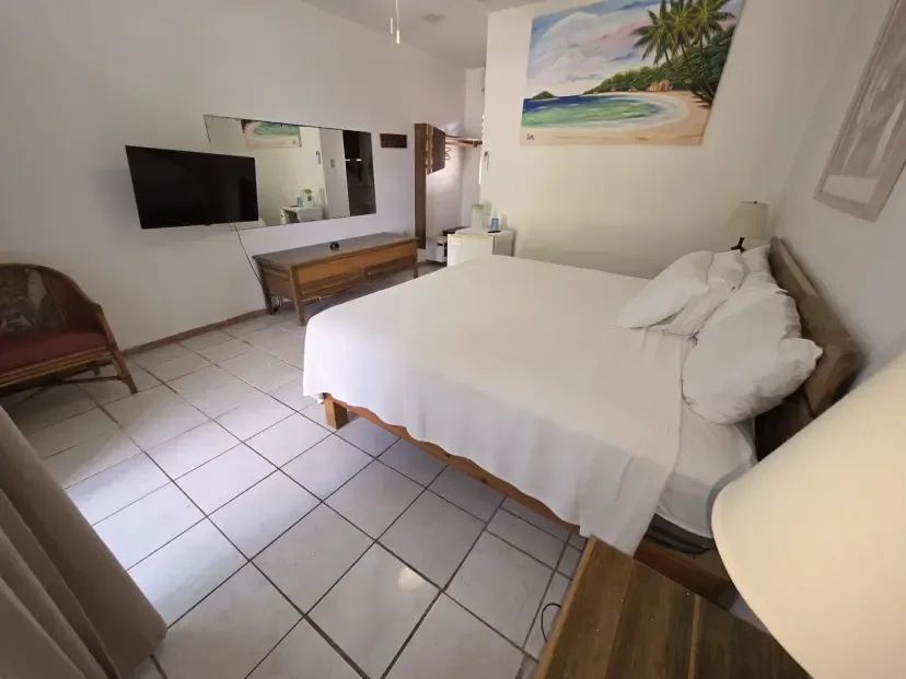Cama king en la habitación de lujo con vistas al mar 7