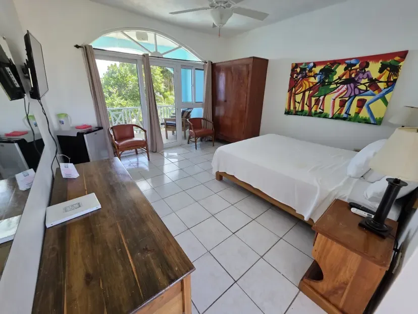 Cama queen en la habitación de lujo con vistas al mar 10