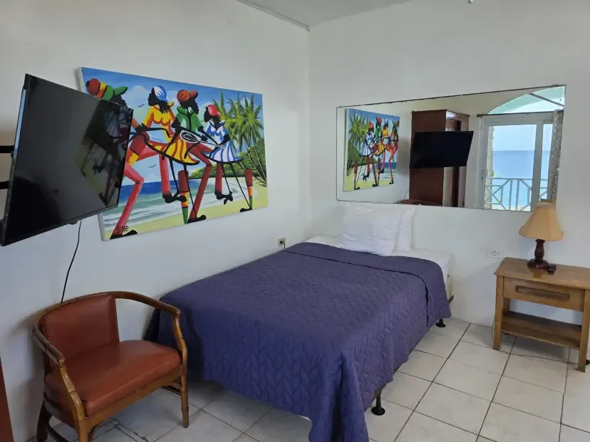 Dos camas dobles en la habitación de lujo con vistas al mar 4